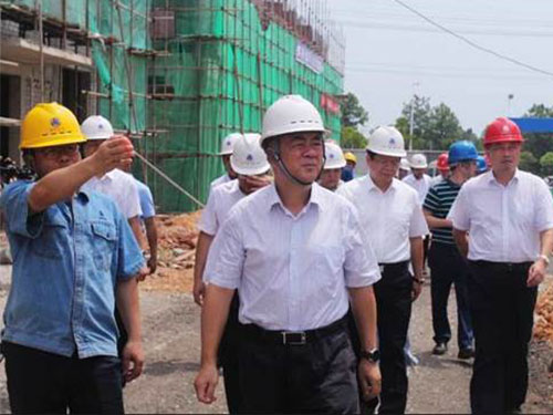 江西省人大常委会党组副书记、副主任 朱虹来乐虎集团贵溪化工农药有限公司开展巡河督导